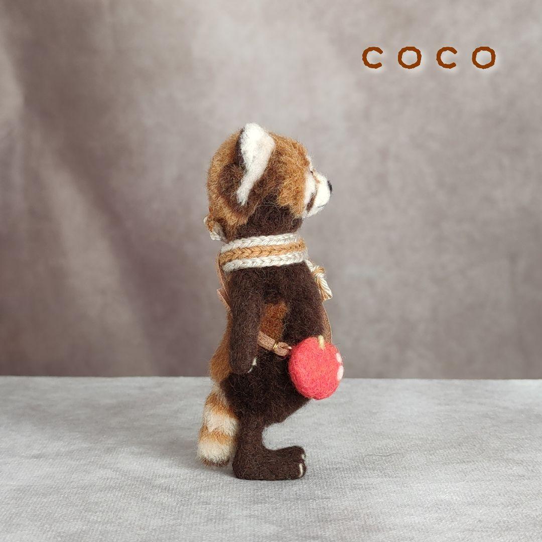 赤リンゴポシェットを下げたレッサーパンダさん