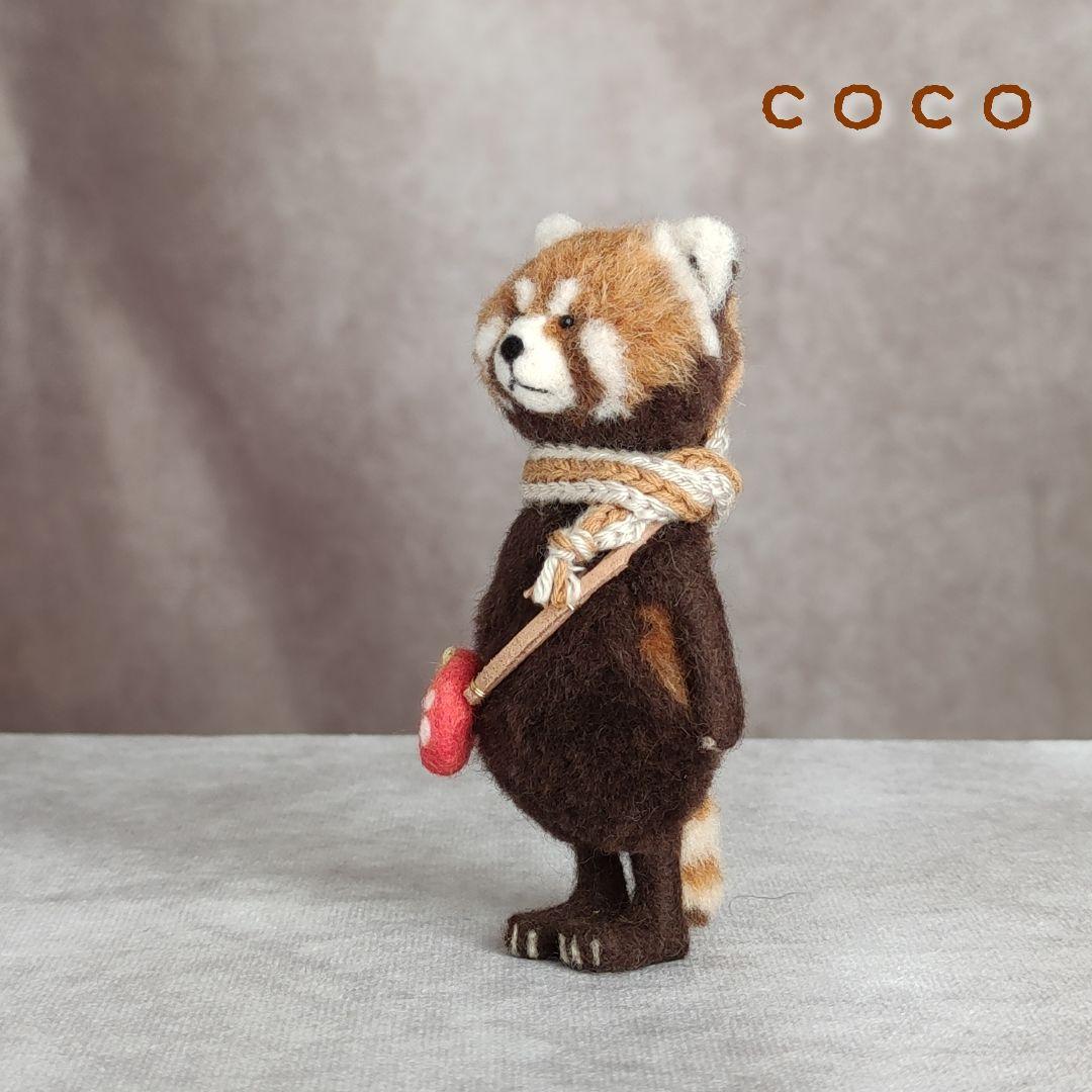 赤リンゴポシェットを下げたレッサーパンダさん