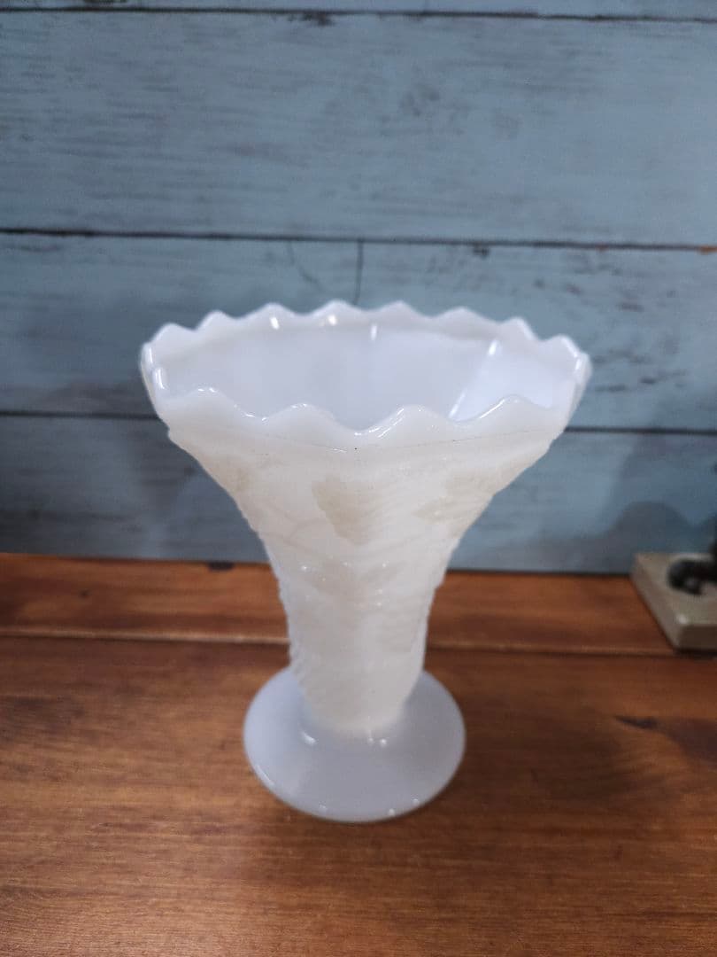 フランスヴィンテージ オパリンガラスの花瓶 白系 ホワイト 葡萄 装飾