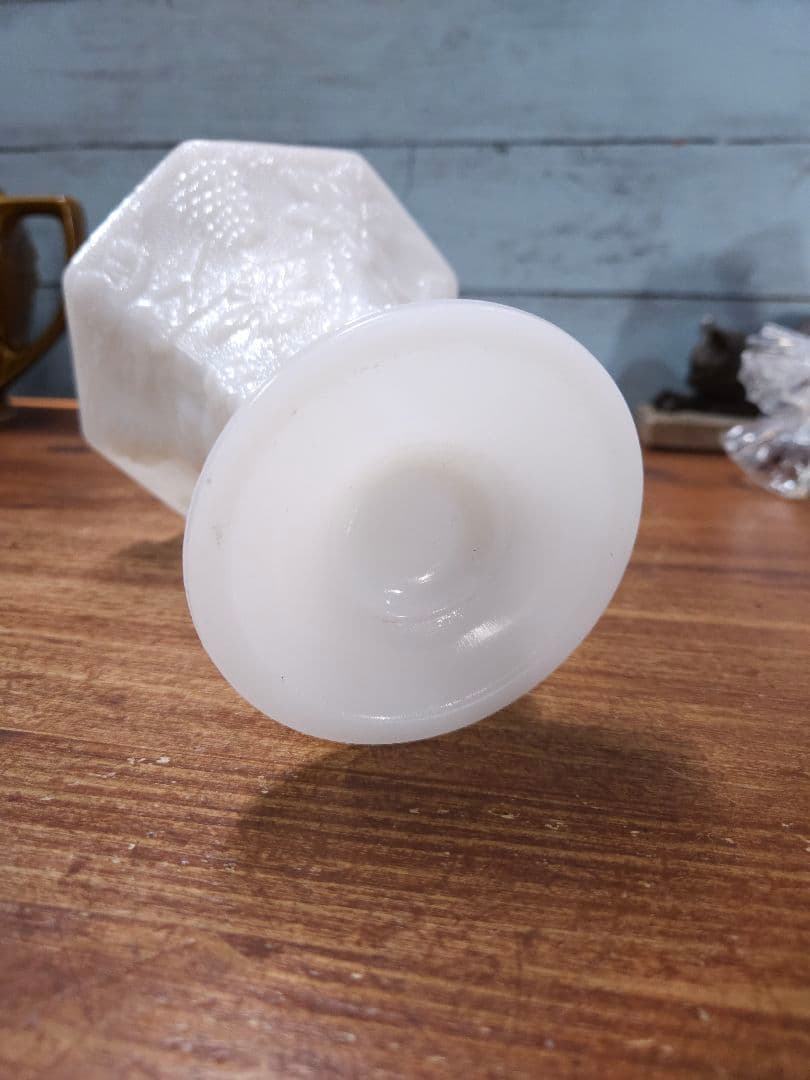 フランスヴィンテージ オパリンガラスの花瓶 白系 ホワイト 葡萄 装飾