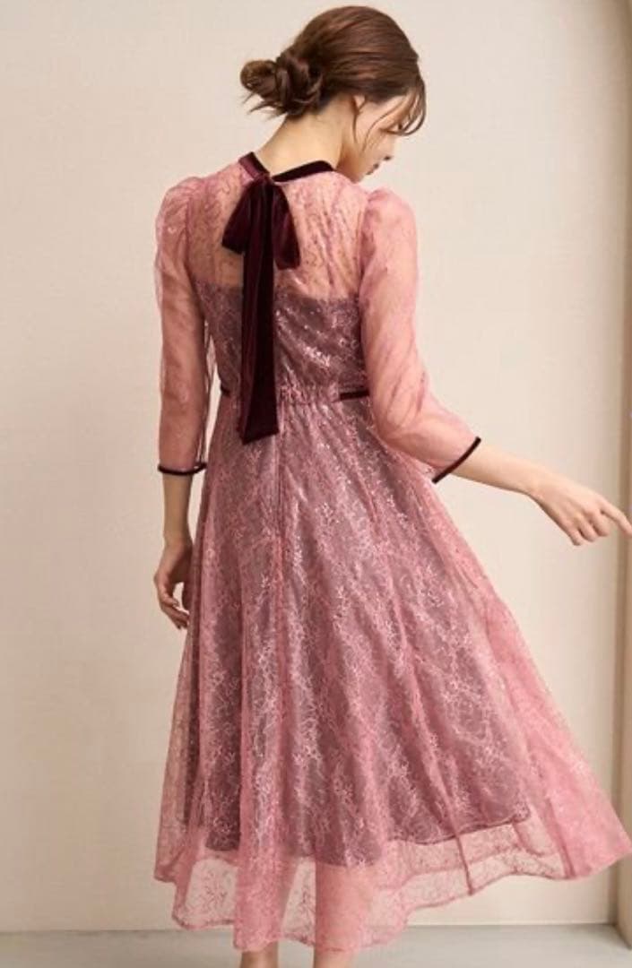 エレガントなピンクのレースパーティードレス