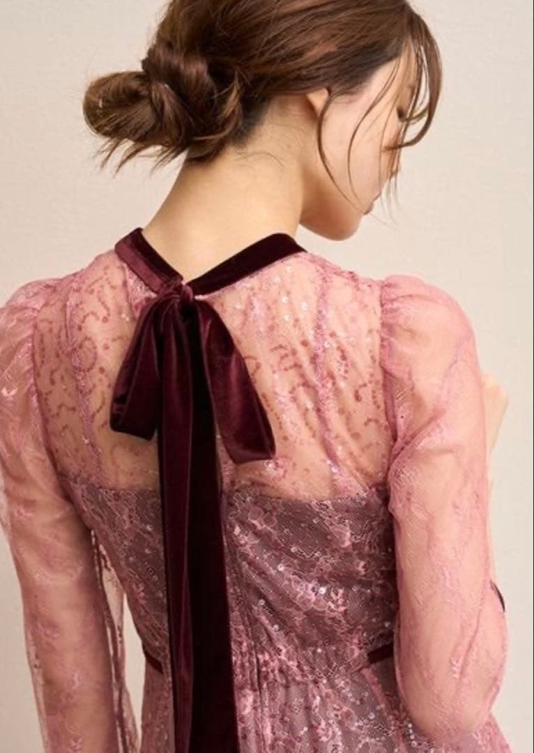 エレガントなピンクのレースパーティードレス