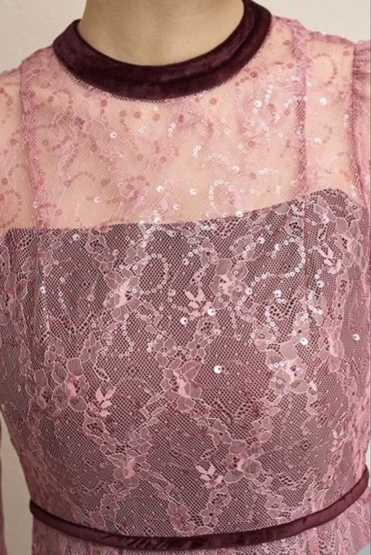 エレガントなピンクのレースパーティードレス