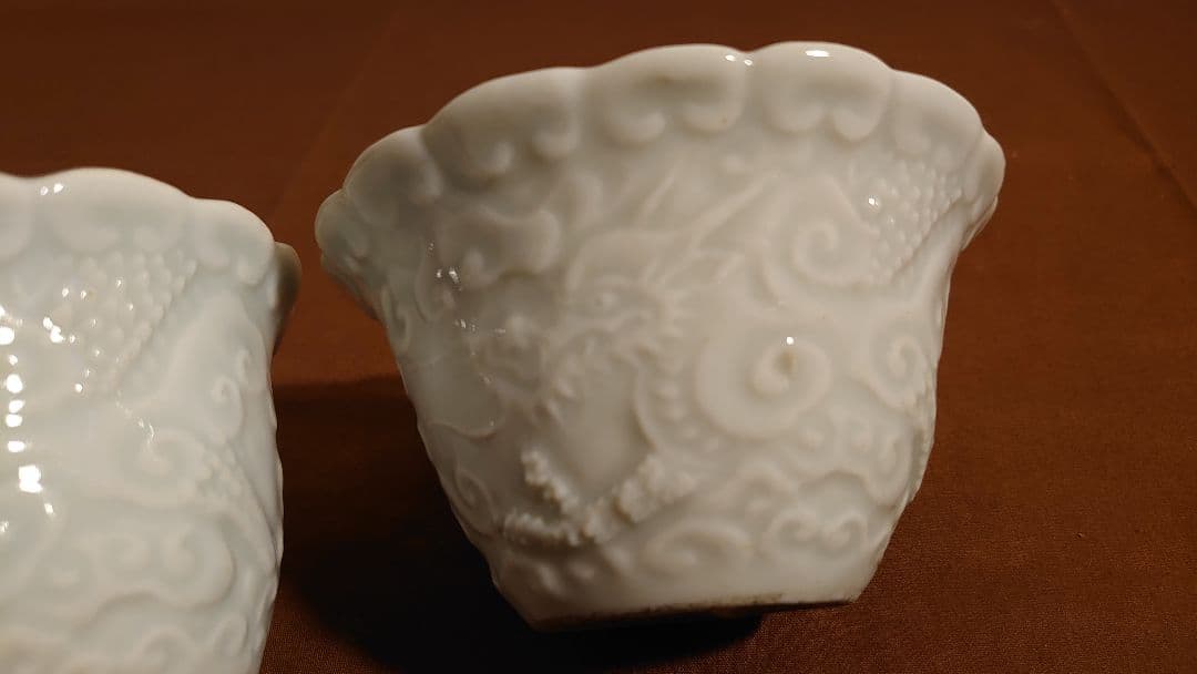 李朝　白磁　陽刻　龍文　アンティーク李朝　蔵出し　鑑賞陶器　２客