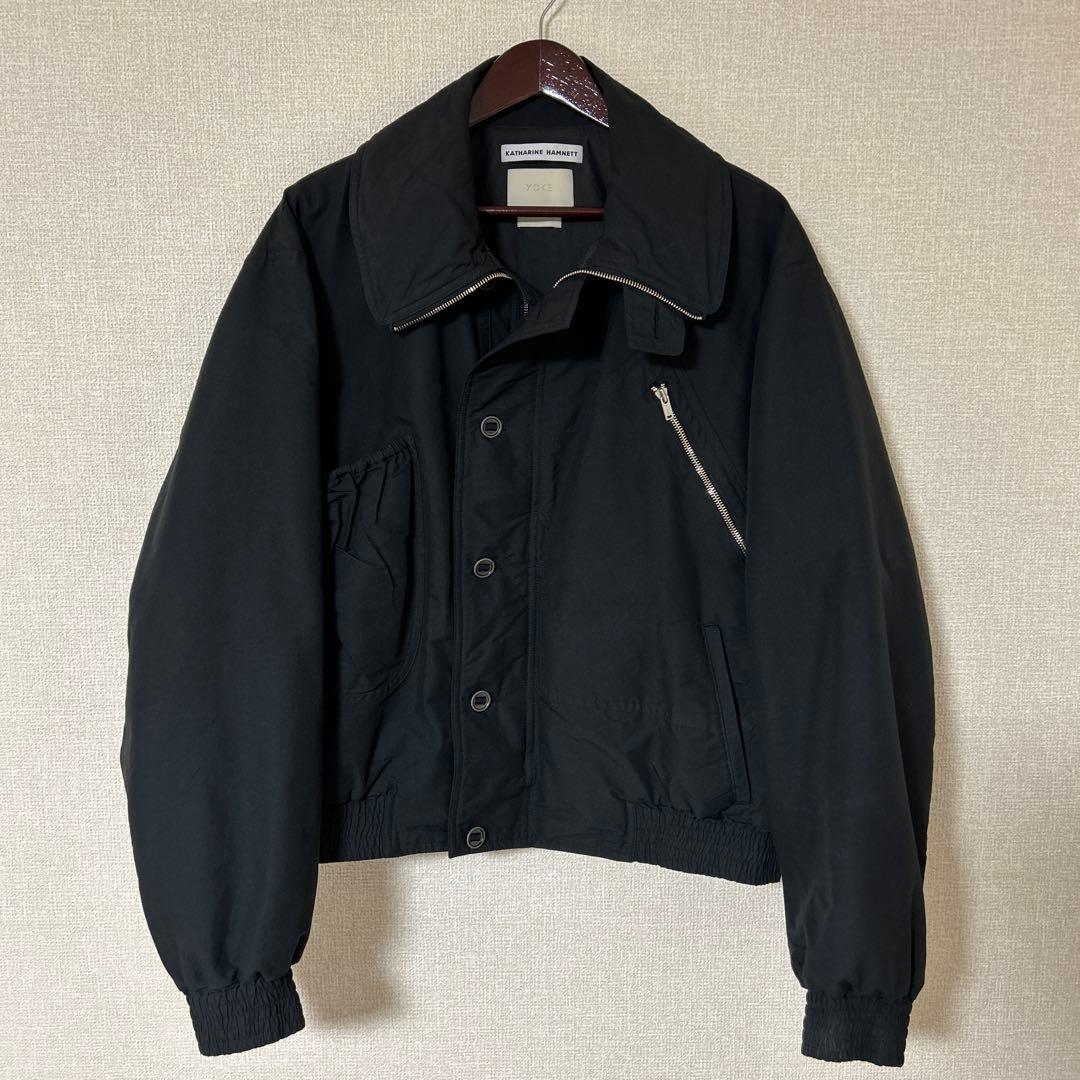 YOKE × KATHARINE HAMNETT SHORT BLOUSON