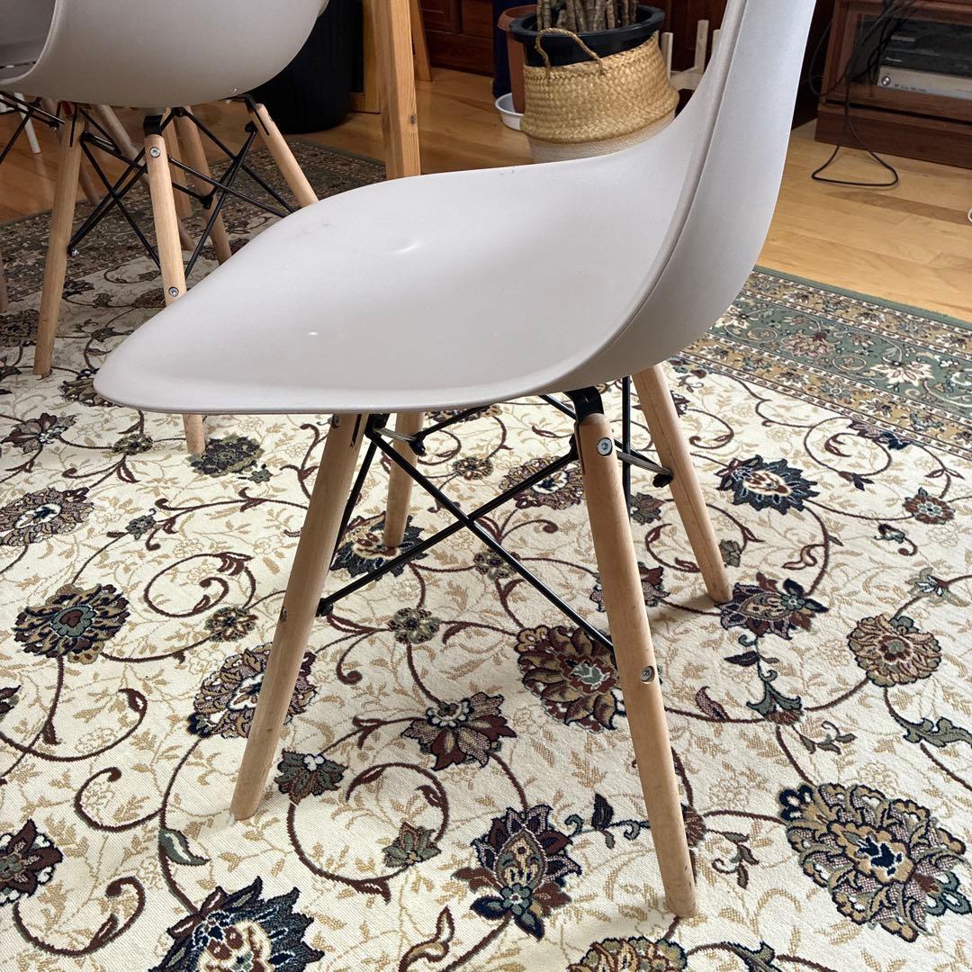 IKEA木製テーブルとグレーのモダンチェアセット