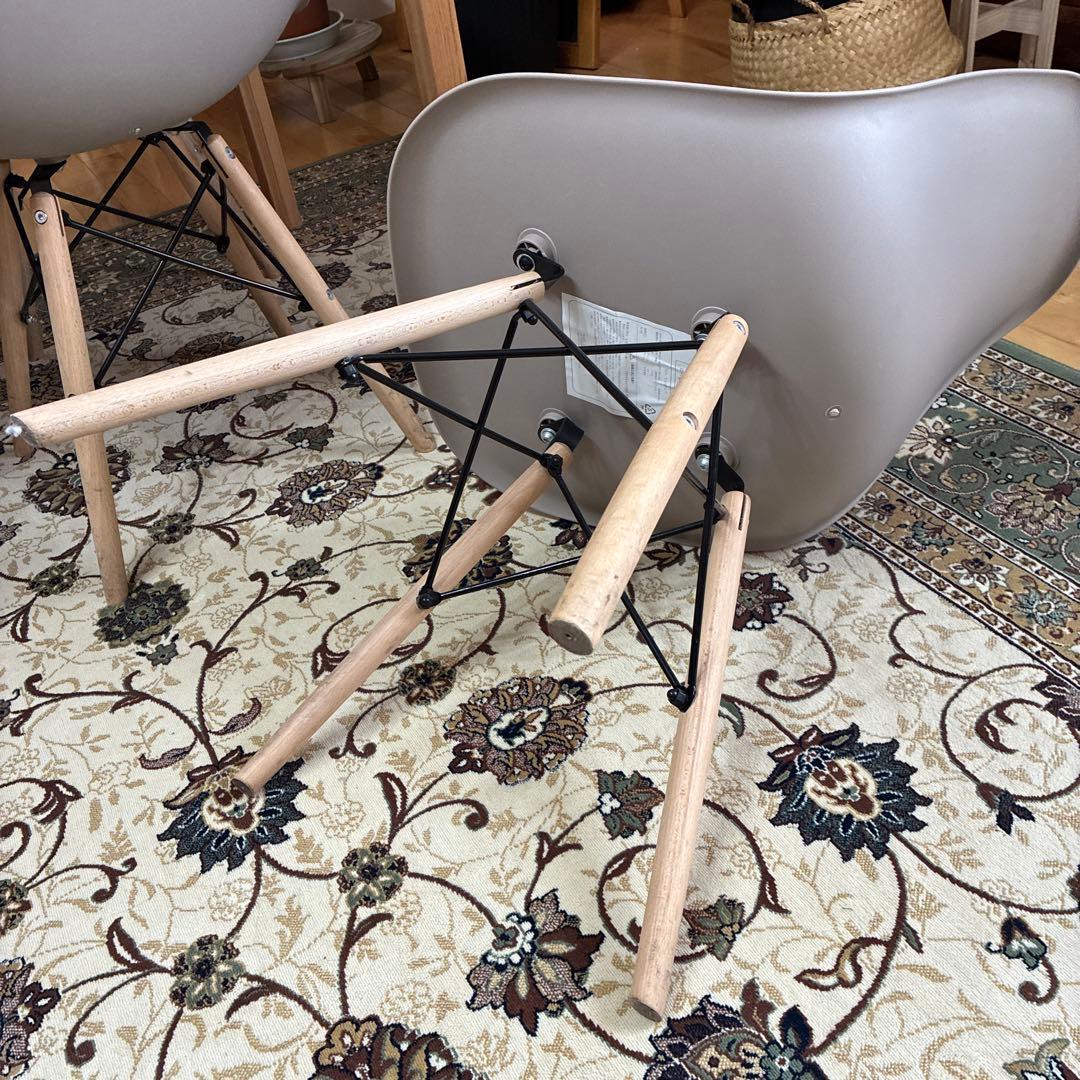 IKEA木製テーブルとグレーのモダンチェアセット