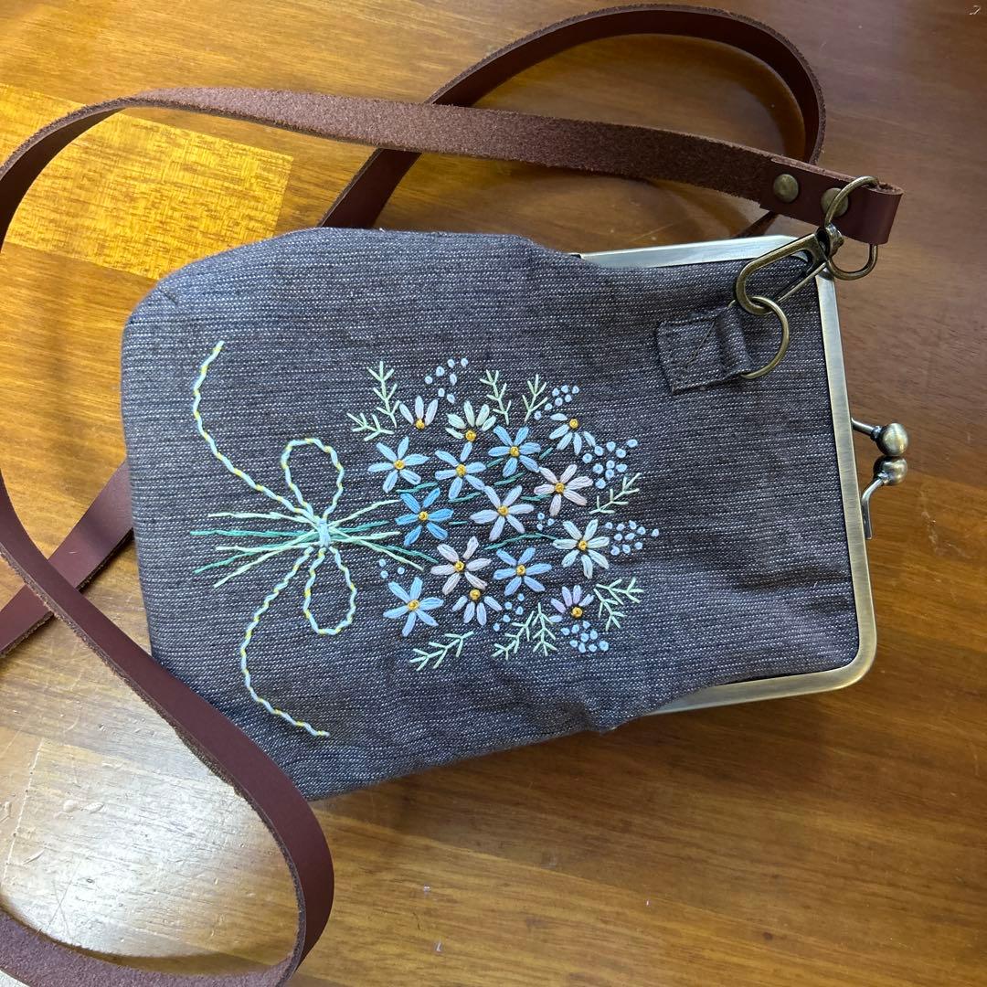 ハンドメイド　手刺繍ガマ口ポーチ