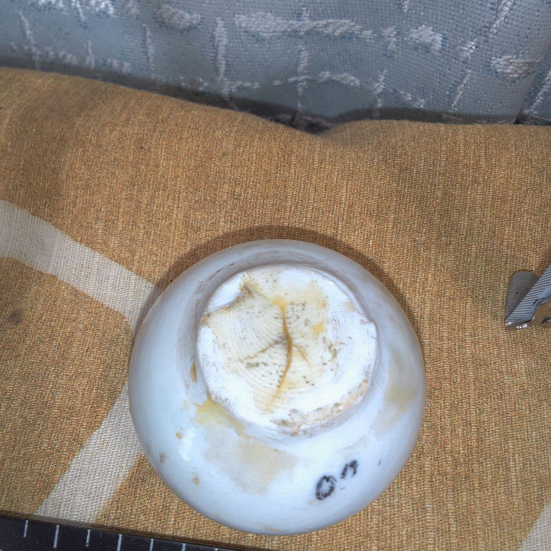 骨董 ？ 中国美術 ？ 白い陶器製の丸型空き瓶 小さい