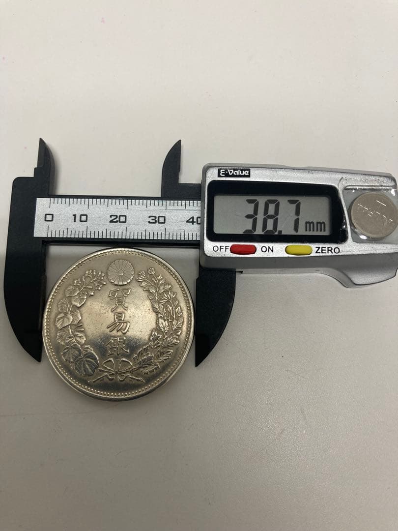 貿易銀　明治10年　一圓銀貨 菊紋・竜　短支脈