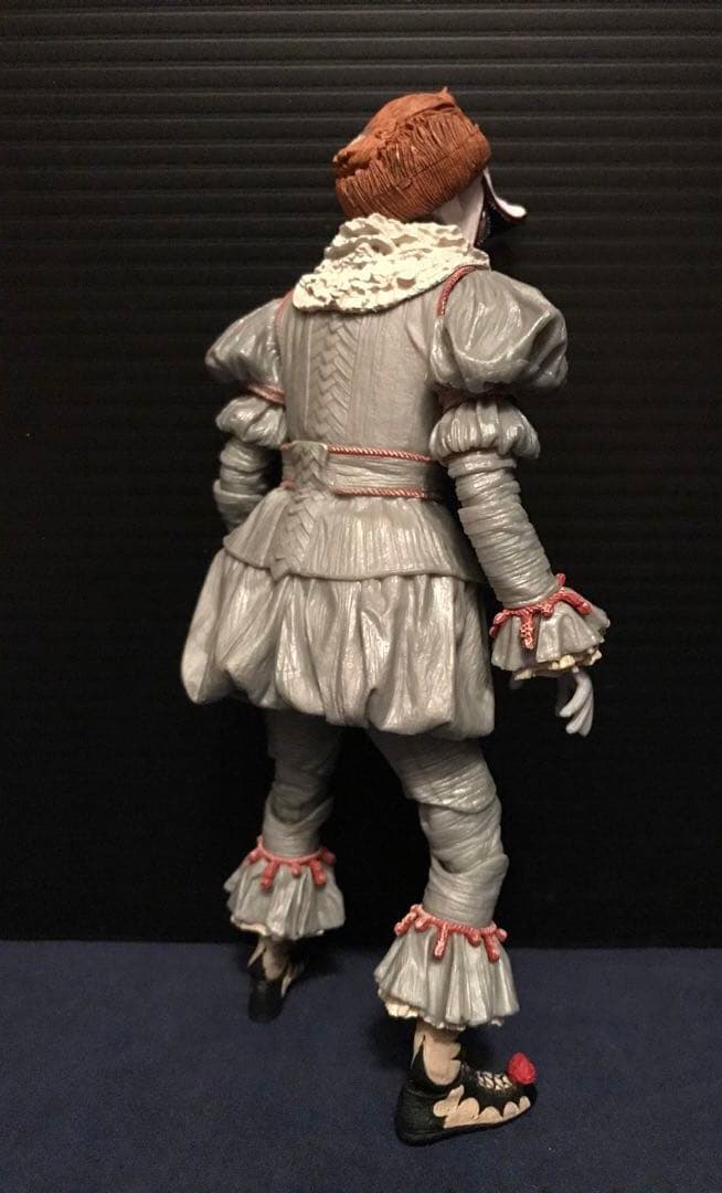 NECA アルティメットペニーワイズ ザ・ダンシング・クラウン フィギュア