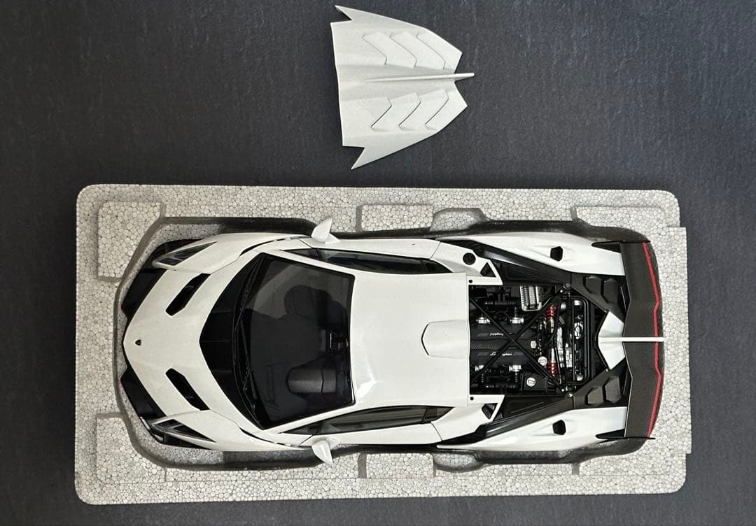 ビ*ツ様 ランボルギーニ　VENENO ホワイト