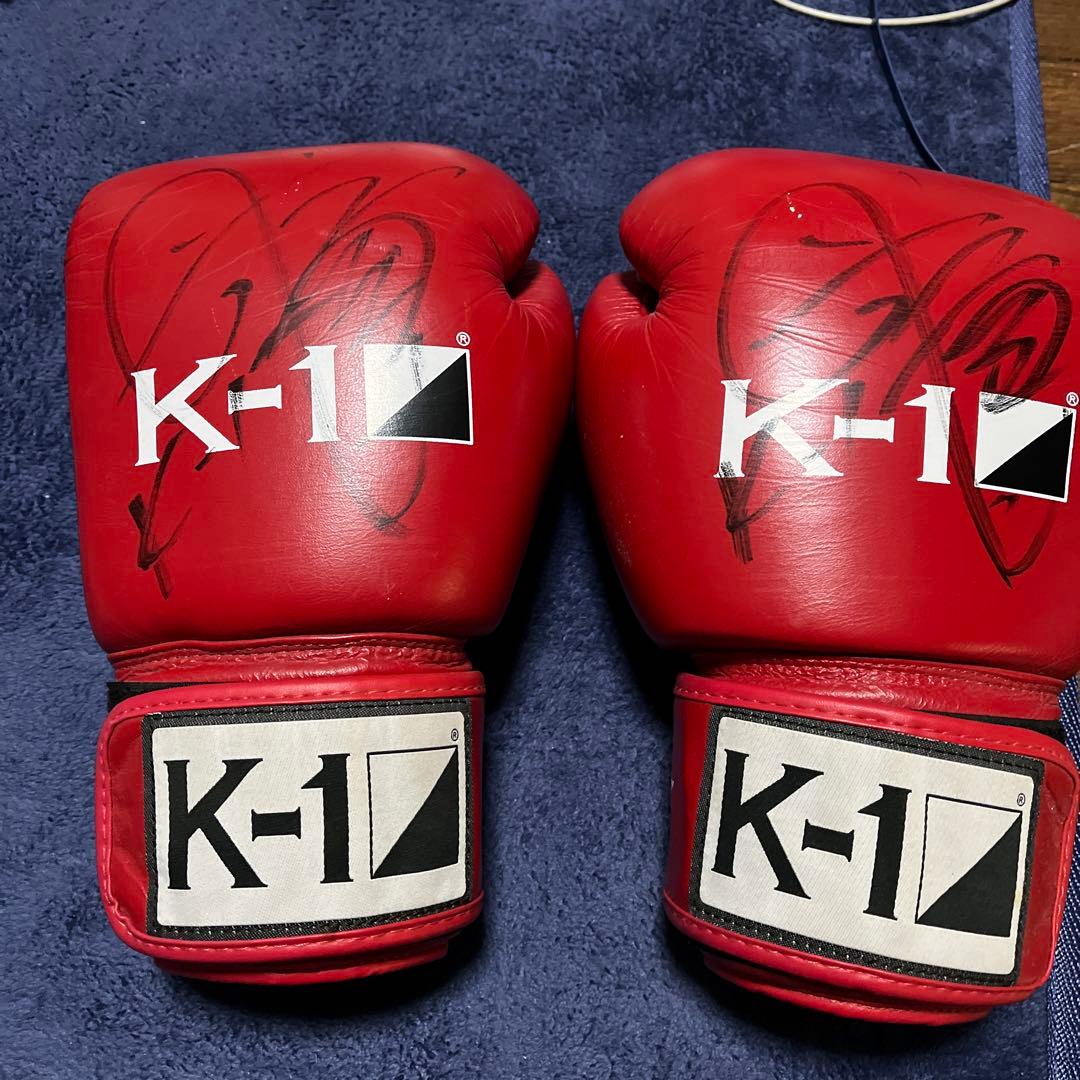 武尊選手、サイン入りグローブ