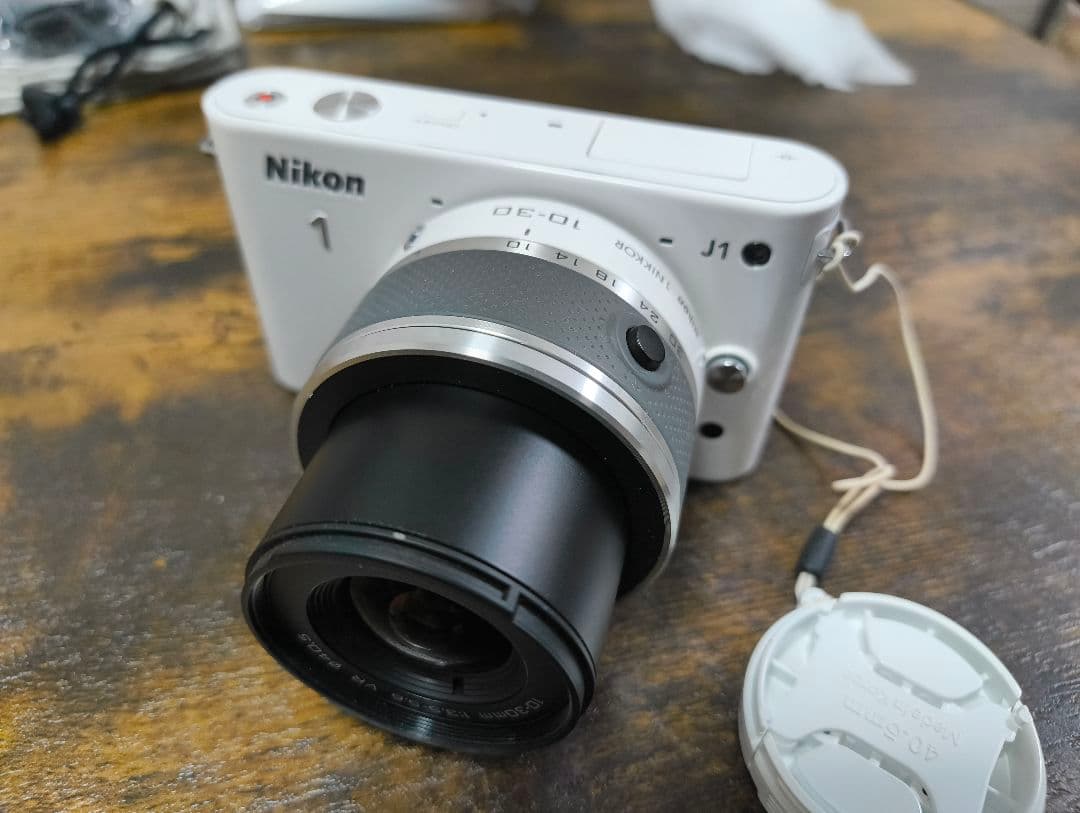 Nikon 1 J1 ミラーレスカメラ ホワイト
