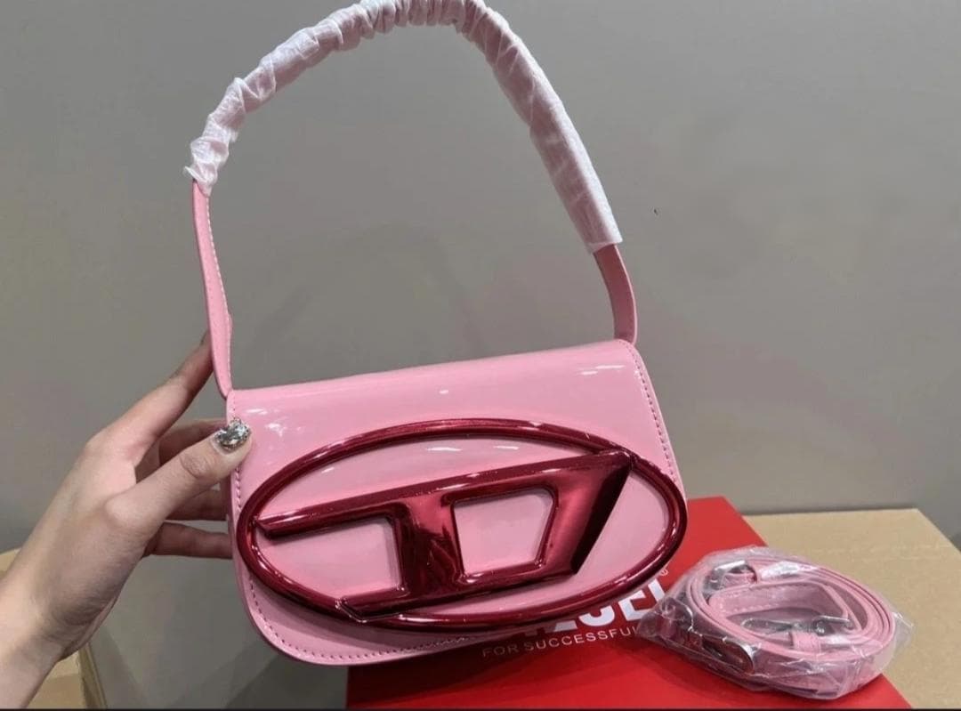 DIESEL ショルダーバッグ ピンクモデル／ブランドロゴはピンク