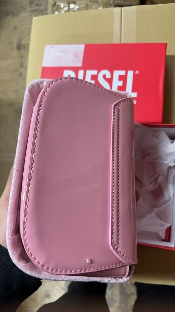 DIESEL ショルダーバッグ ピンクモデル／ブランドロゴはピンク