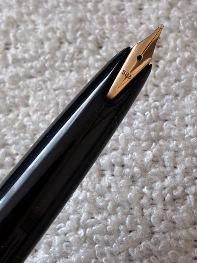 ◾️MONT BLANC モンブラン◾️NO．32 ◾️万年筆◾️黒／金色◾️