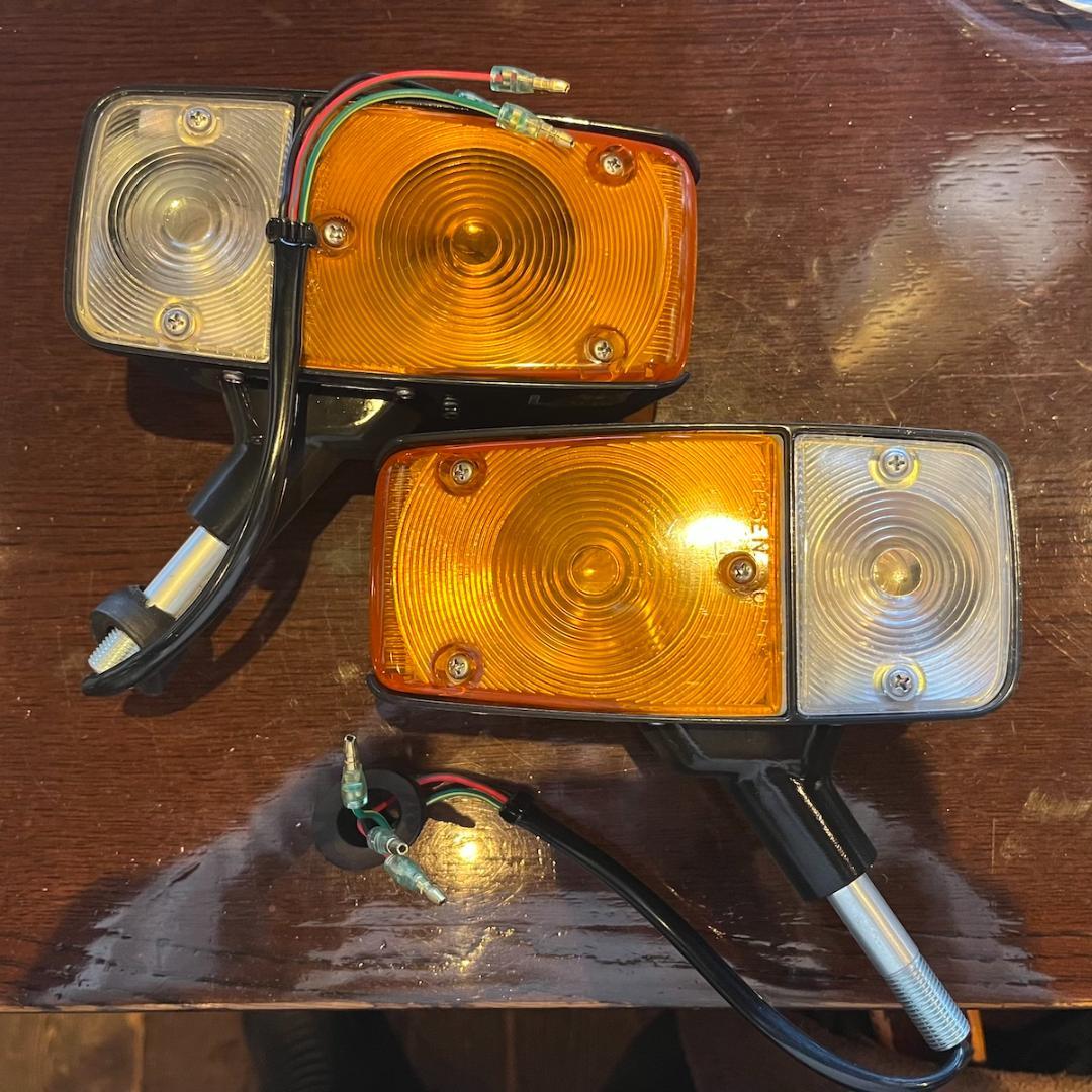 【YU】三菱ジープ フロント ウィンカー アセット（左右・固定ネジ欠品）