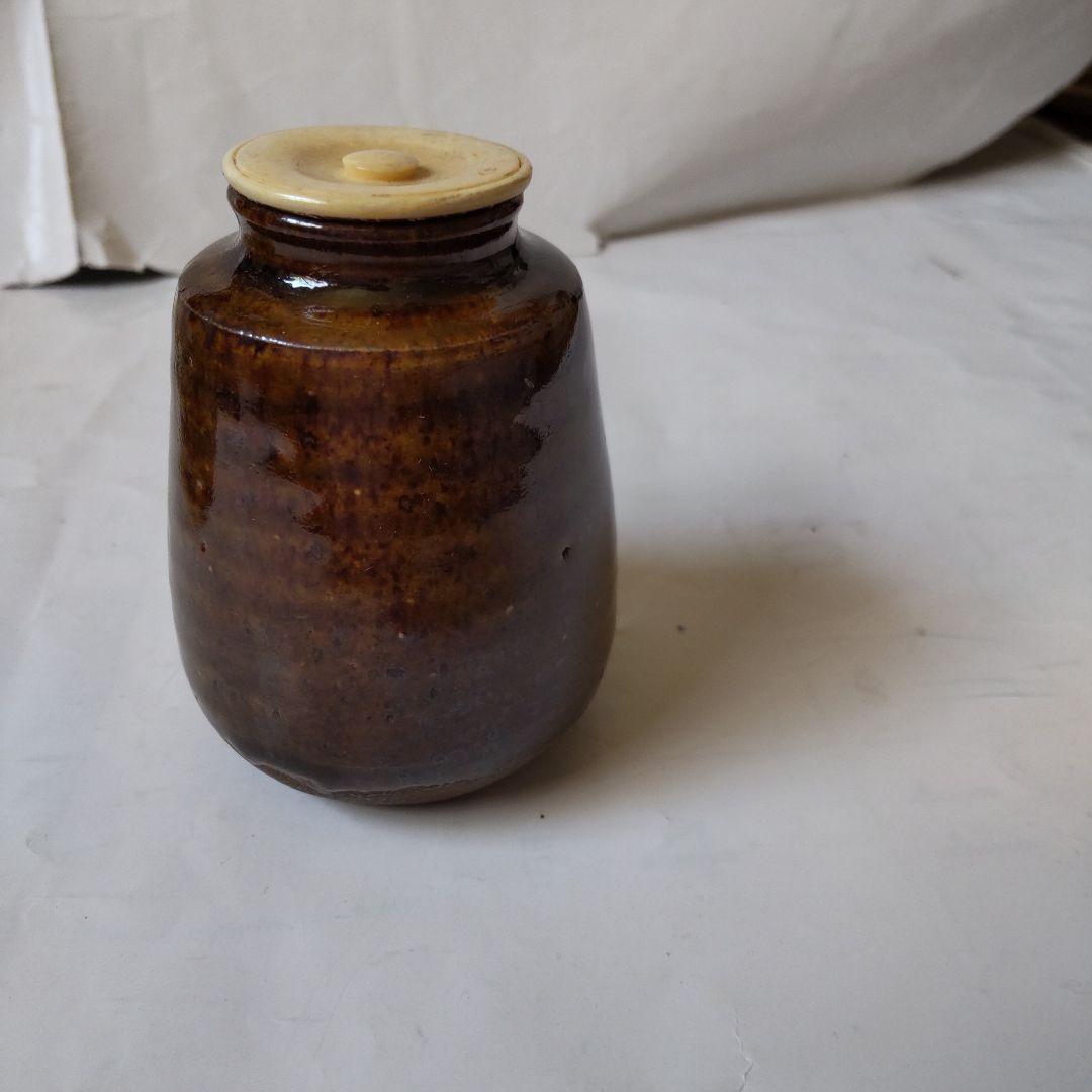 肩衝茶入 尻張茶入 仕覆 四つ目菱緞子 茶道具 木箱 茶入 美品 です。