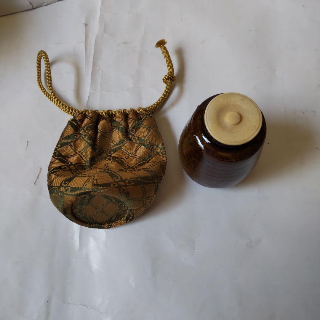 肩衝茶入 尻張茶入 仕覆 四つ目菱緞子 茶道具 木箱 茶入 美品 です。