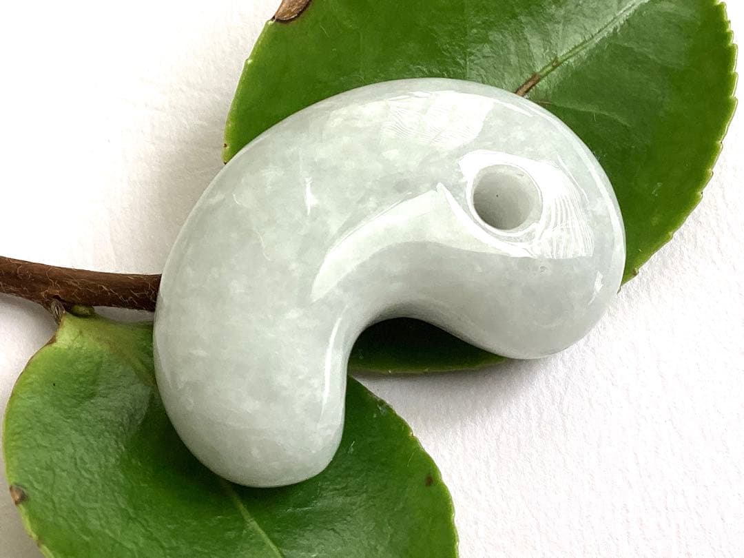 今回の原石大当たり‼️極上*氷*糸魚川翡翠勾玉アイスジェイド　幸運御守り　鑑別書付