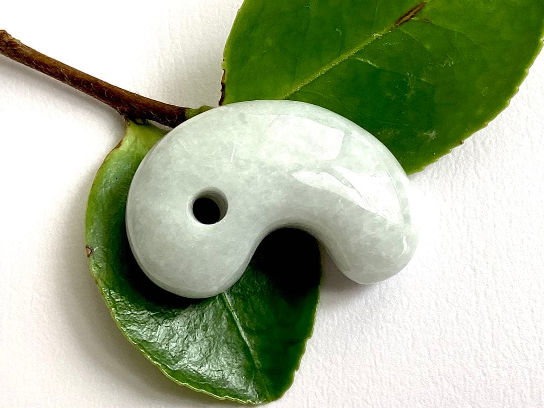 今回の原石大当たり‼️極上*氷*糸魚川翡翠勾玉アイスジェイド　幸運御守り　鑑別書付