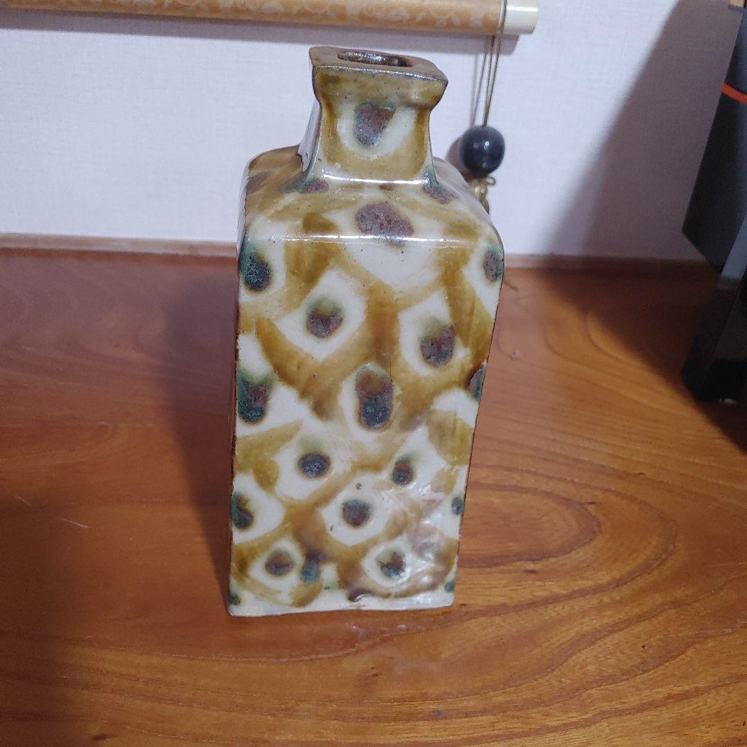 茶色と緑の斑点模様の陶器瓶