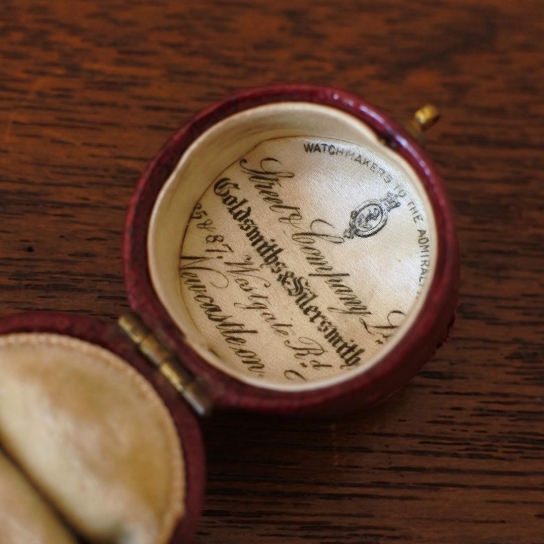 イギリスアンティークリングケース＊英国アンティークリングボックス＊茶レザー＊円形