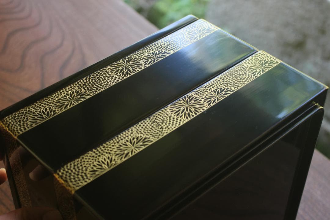 デッドストック！上質内朱黒漆に極上菊沈金の映える輪島塗二段重（検重箱お重