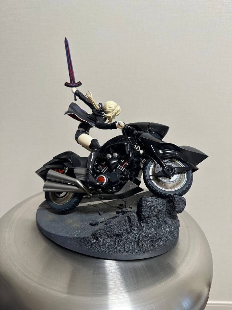 FGOセイバーオルタ＆キュイラッシェノ ワール 1/8スケールフィギュア