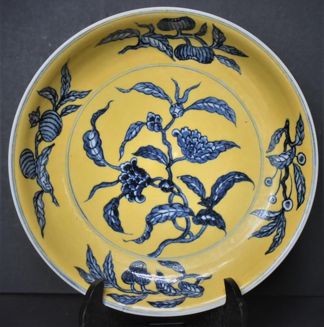 黄地青花花卉文盤◆出光美術館収蔵品◆明時代・成化年製在銘◆23-06-19-04