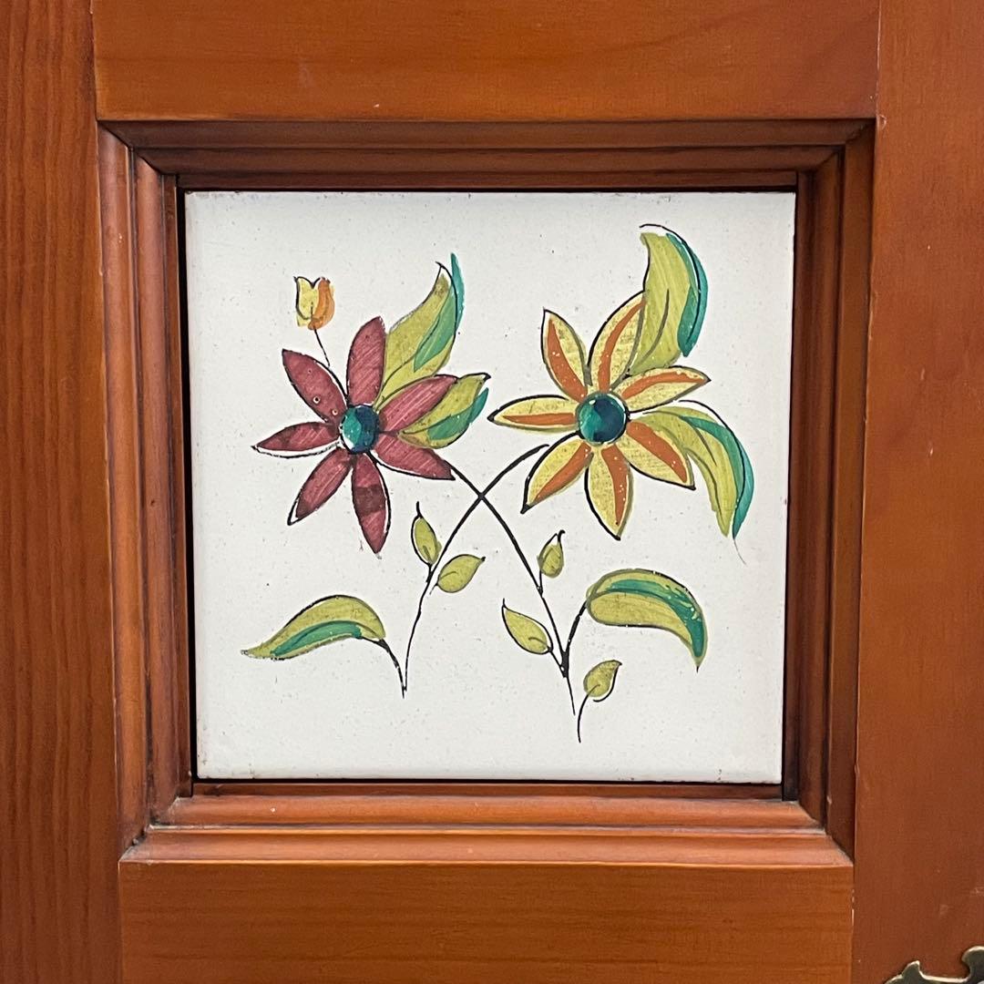 南欧風 タイルキャビネット 花柄 バレンシア調 サイドボード 収納家具