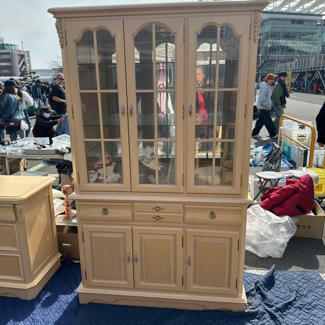 クリーム色の木製キャビネットリンホーリン大塚家具アメリカ