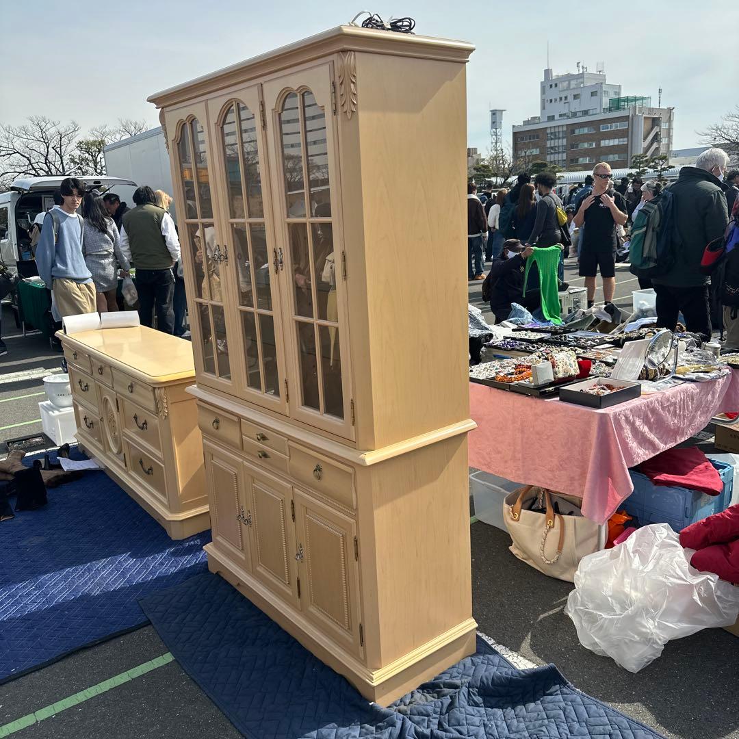 クリーム色の木製キャビネットリンホーリン大塚家具アメリカ