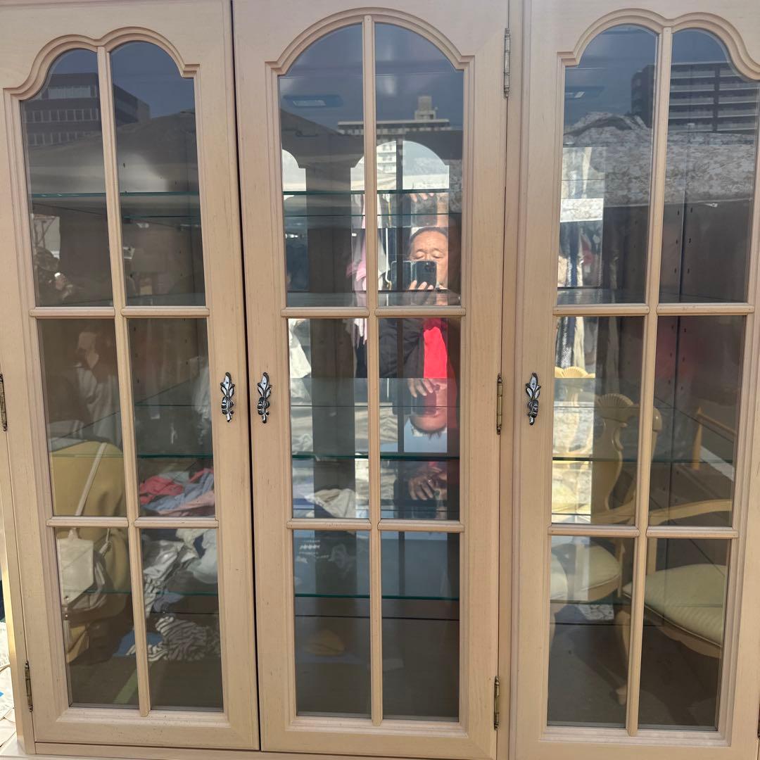 クリーム色の木製キャビネットリンホーリン大塚家具アメリカ