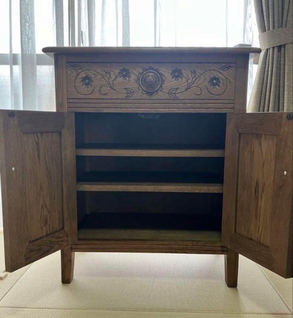 木製彫刻入りキャビネット