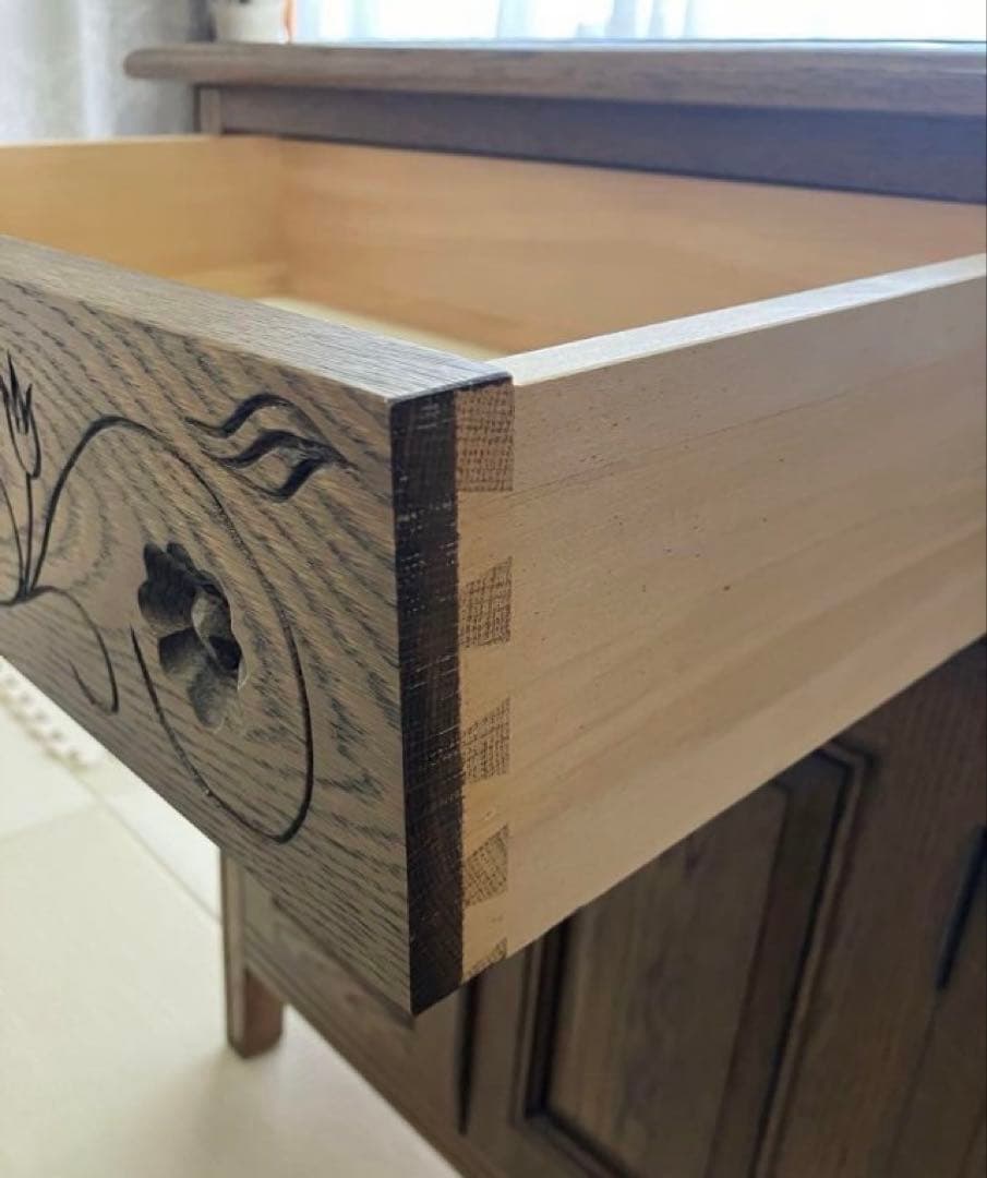 木製彫刻入りキャビネット