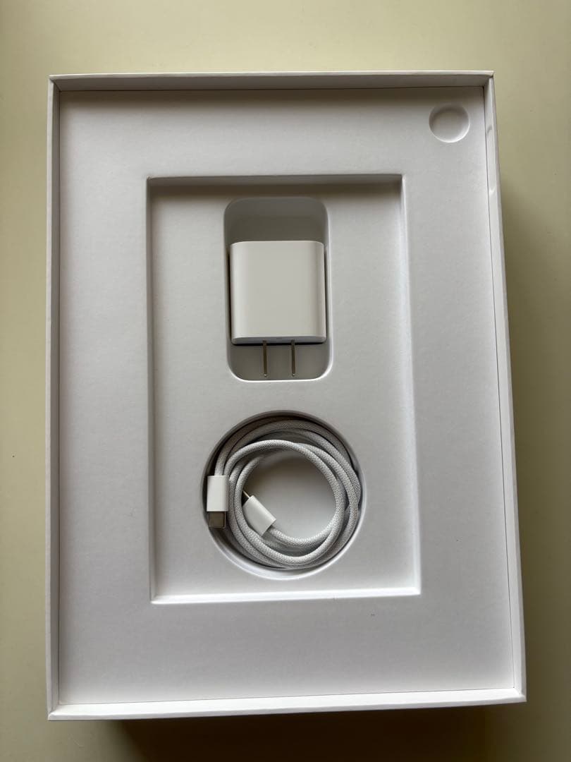 iPad A16本体 シルバー ブラックカバー付き