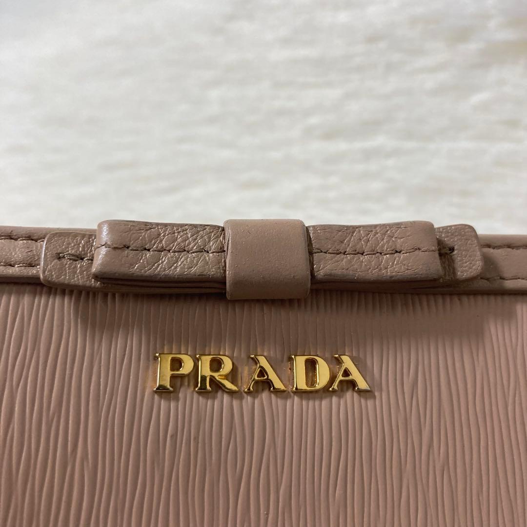 早い者勝ち　PRADA プラダ　人気　リボン　ベージュ　二つ折り　財布　ロゴ　金