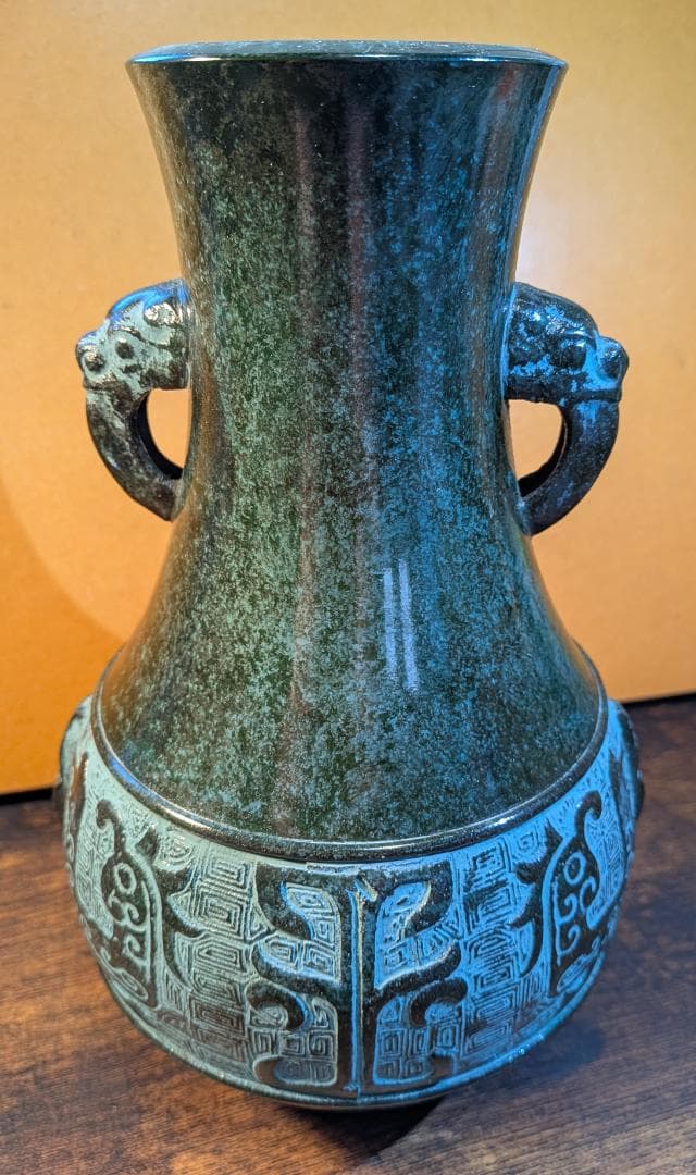 古代風彫刻の銅製花瓶