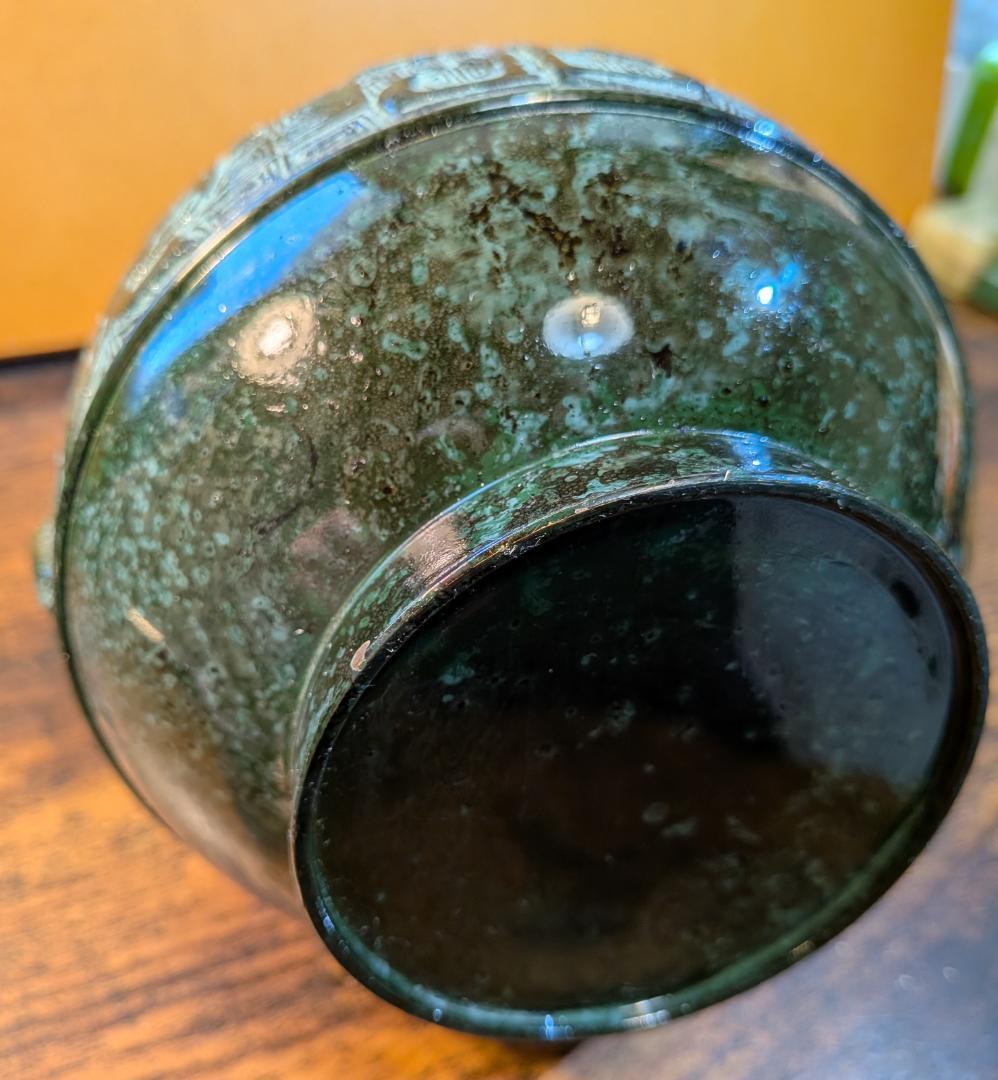 古代風彫刻の銅製花瓶