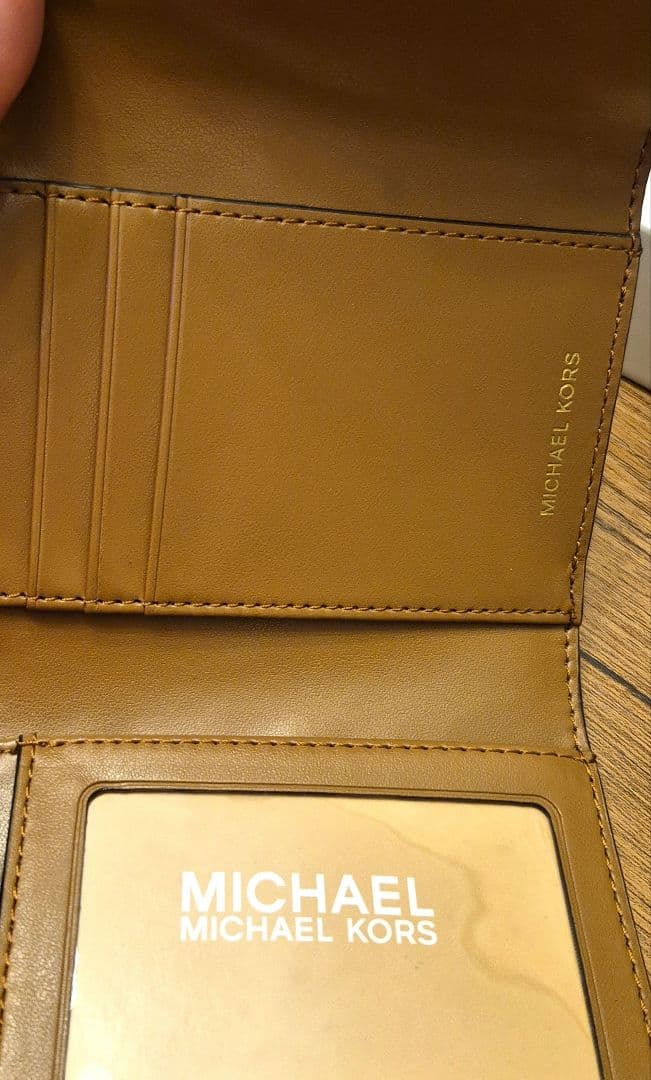 未使用、新品　　MICHAEL KORS 三つ折り財布 ブラウン