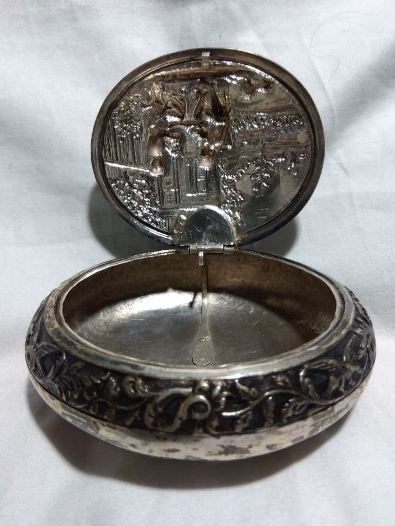 ♪小箱　ボンボニエール？ 銀製？ 犬の刻印 ？