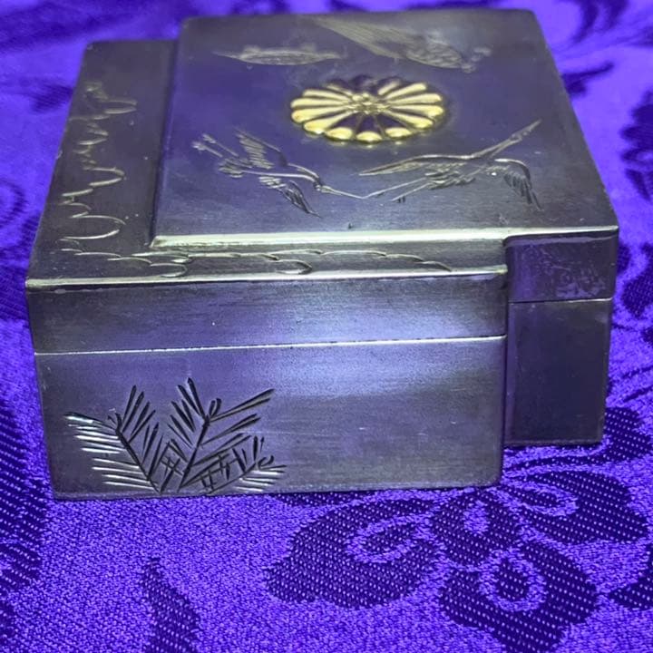 御下賜品　純銀重ね箱型　ボンボニエール　菊紋　鶴亀　皇室
