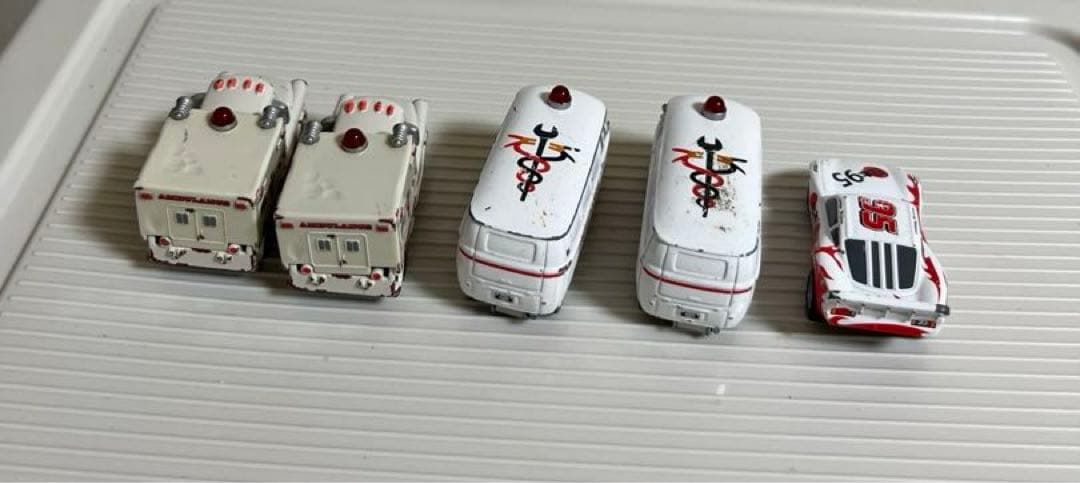 カーズ、ミニカー（トミカ）救急メーター、救急車フィルモア、シュウトドロキペイント