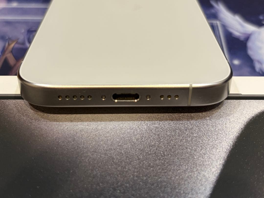 極美品 iPhone 15 Pro 256GB 本体 ホワイトチタニウム