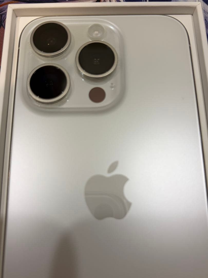 極美品 iPhone 15 Pro 256GB 本体 ホワイトチタニウム