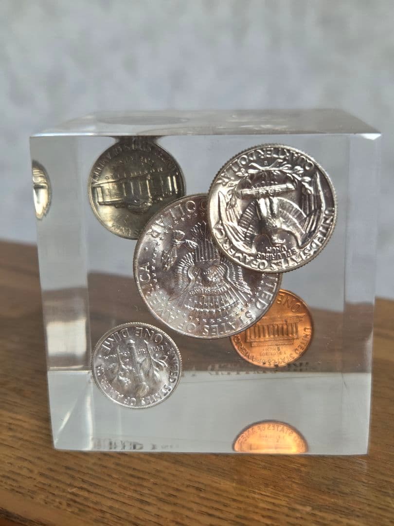 (お土産品)　アメリカ　銀貨入り置き物　1964年銘