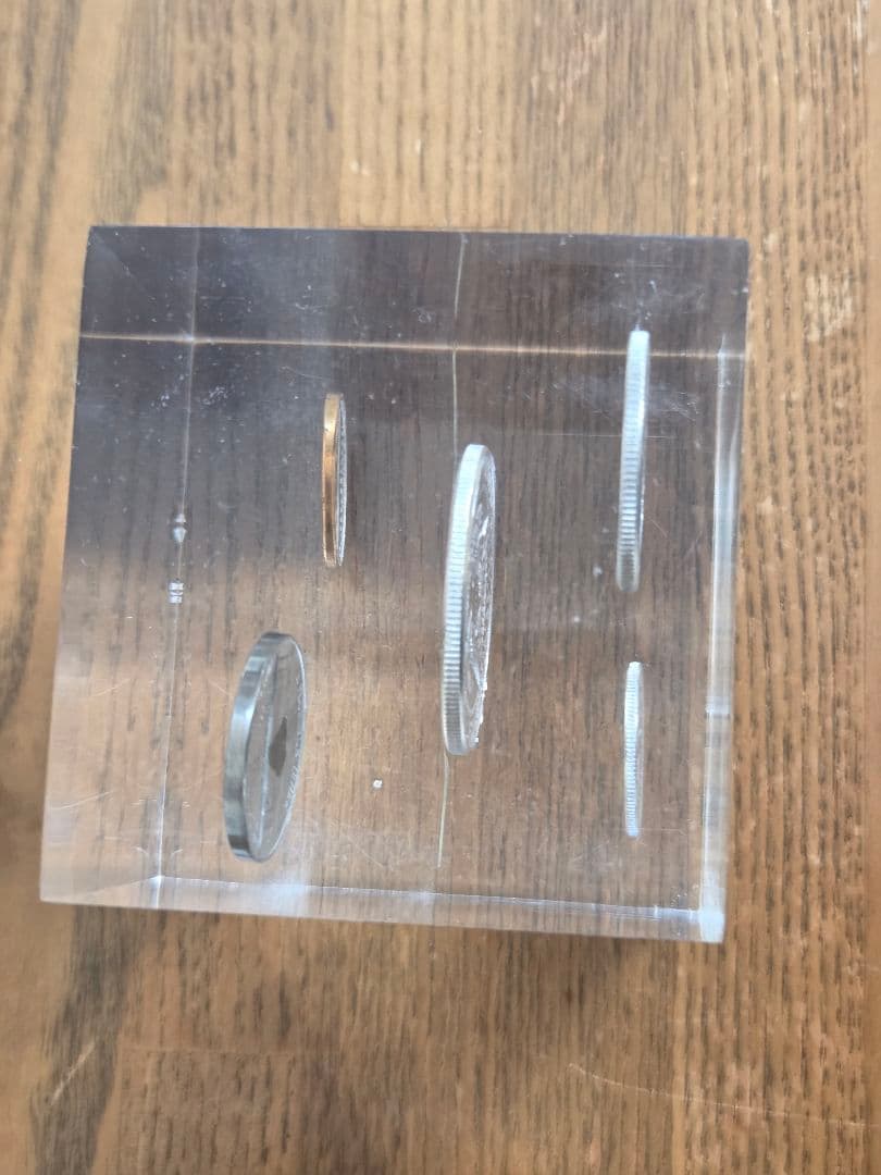 (お土産品)　アメリカ　銀貨入り置き物　1964年銘