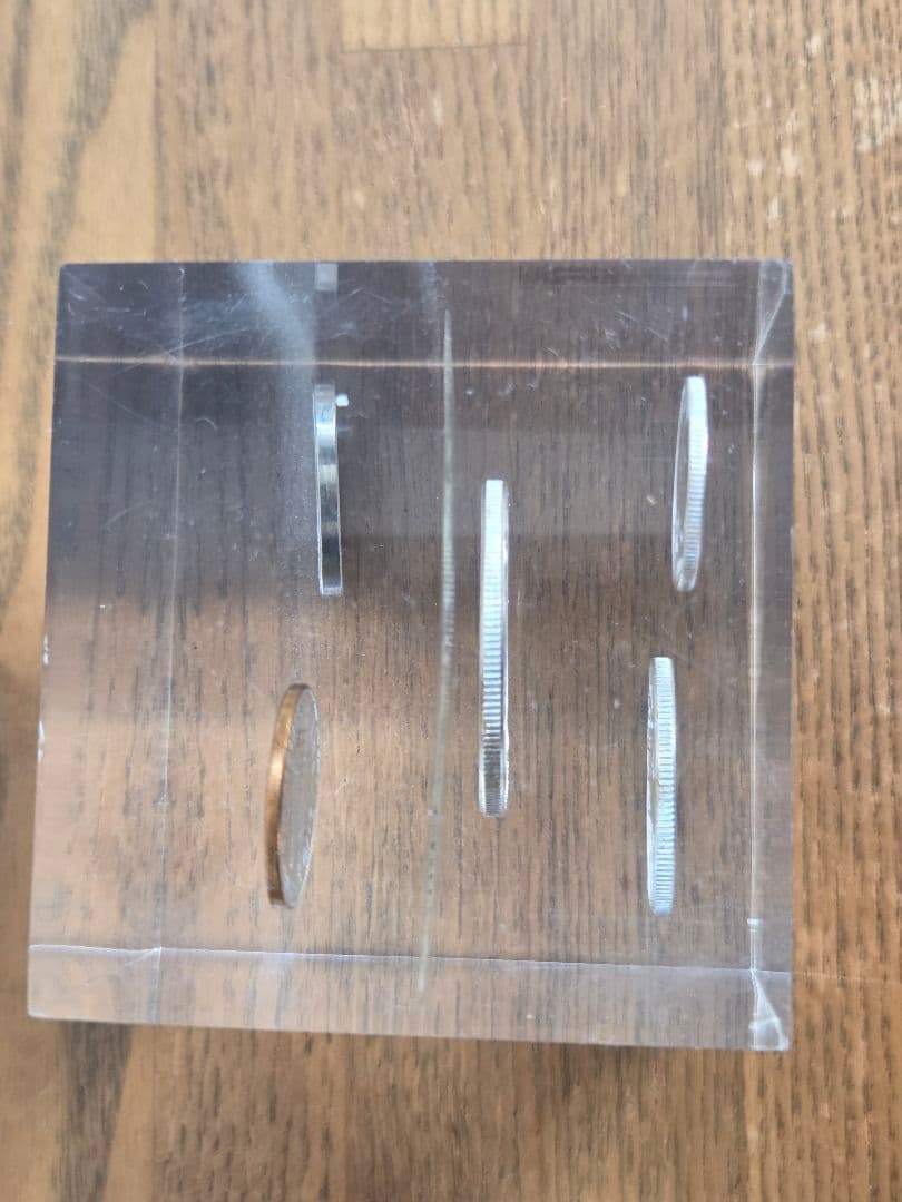 (お土産品)　アメリカ　銀貨入り置き物　1964年銘